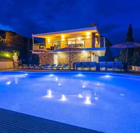 Sleeps 26 With Pool * Lloret de Mar