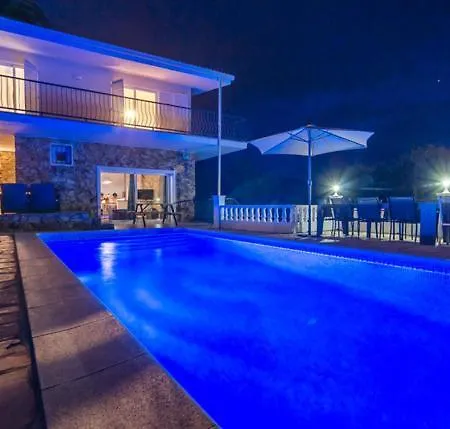 Sleeps 26 With Pool * Lloret de Mar