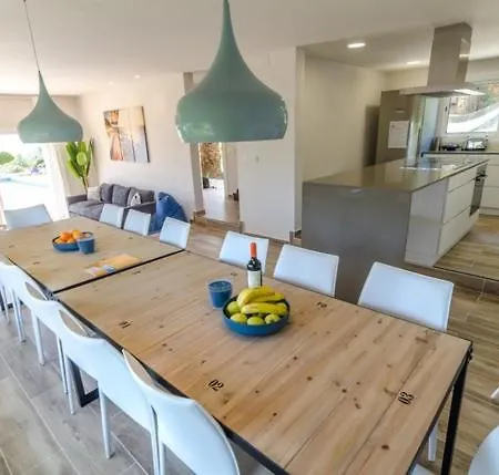 Villa Sleeps 26 With Pool